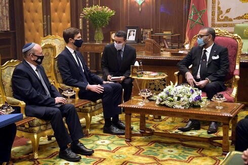 El entonces asesor principal de la Casa Blanca, Jared Kushner, y el ex asesor de seguridad nacional, Meir Ben-Shabat, reunidos con el rey Mohammed IV de Marruecos en diciembre de 2020. 
