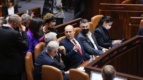 El primer ministro Naftalí Bennett acompañado por miembros de su gobierno en el pleno de la Knesset antes de la votación sobre la Ley de Reunificación Familiar. 