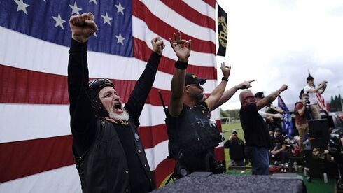 El grupo de extrema derecha "Proud Boys" durante un mitin de Trump en Oregón. 