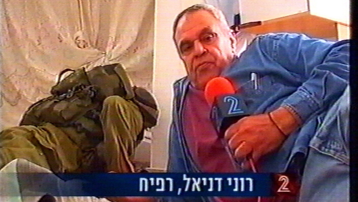 Roni Daniel informando desde Rafah, en el sur de la Franja de Gaza, durante la Operación Arco Iris de las FDI en 2004.