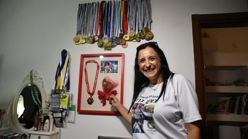 La madre de Semberg muestra las medallas de la atleta. 
