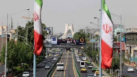 Una vista muestra el tráfico en la calle Azadi en la capital de Irán, Teherán.