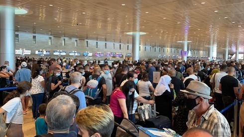 Abarrotadas y largas filas de pasajeros en el aeropuerto Ben-Gurion la semana pasada. 