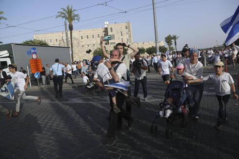 Ciudadanos israelíes corren hacia los refugios tras el sonido de las sirenas que alertan del lanzamiento de cohetes desde Gaza. 