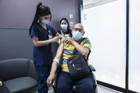 Un adulto mayor recibe una dosis de refuerzo de vacuna contra COVID-19 en el Centro Médico Sheba. 