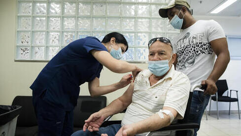 Un adulto mayor recibe su vacuna de refuerzo contra el coronavirus en el Centro Médico Sheba, julio de 2021. 