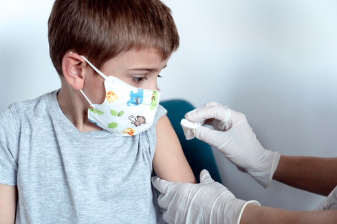 Un niño recibe la vacuna de Pfizer, durante los ensayos clínicos previos. 