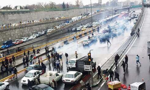 Iraníes protestan en Teherán, la semana pasada, por la escasez de agua. 