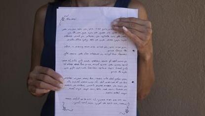 Idit Harel Segal sostiene la carta que le escribió al niño, escrita a mano en hebreo antes de darle una traducción al árabe. 