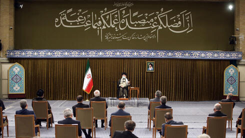 El líder supremo de Irán hablando en una reunión de gabinete en Teherán. 
