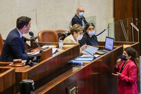 Momento tenso en la Knesset: Haskel pide el tratamiento de la ley sin el visto bueno de la coalición. 