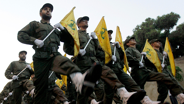 Combatientes de Hezbollah marchan en el Líbano. 