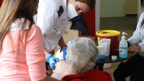 Una persona adulta mayor israelí recibe la vacuna contra el COVID-19. 