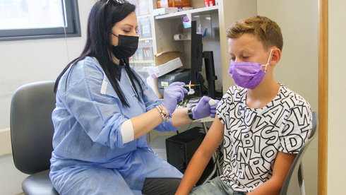 Un adolescente israelí recibe la vacuna contra COVID-19 en Netanya.
