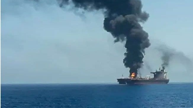 El petrolero Mercer Street atacado frente a la costa de Omán. 