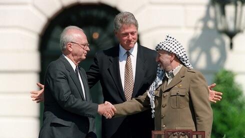 Yitzhak Rabin, Bill Clinton y Yasser Arafat durante la firma de los acuerdos de Oslo en 1993. 