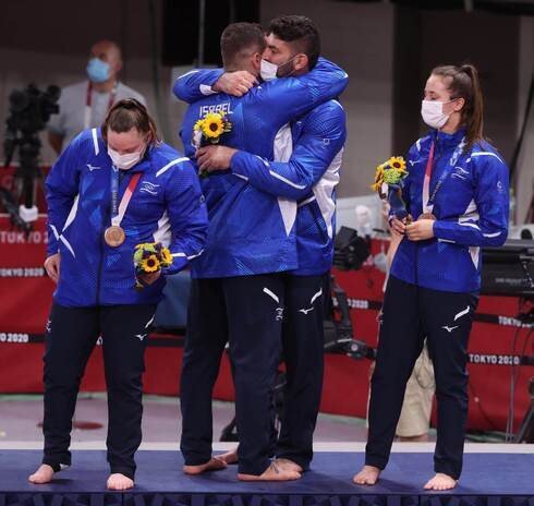 Los judokas israelíes en el podio olímpico. 