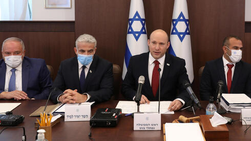 El primer ministro Naftalí Bennett (segundo desde la derecha) habla sobre el ataque contra el barco de propiedad israelí durante el inicio de la reunión de gabinete semanal. 