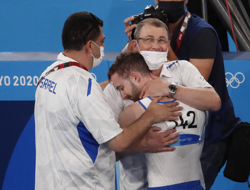 Artem Dolgopyat abraza a su entrenador después de ganar la medalla de oro en la rutina de suelo de gimnasia artística masculina. 