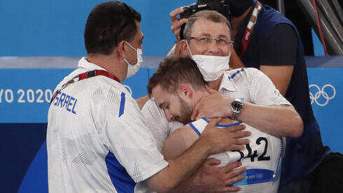 Artem Dolgopyat abraza a su entrenador después de ganar la medalla de oro en la rutina de suelo de gimnasia artística masculina. 