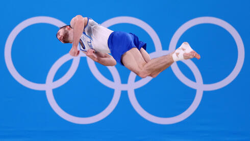 Artem Dolgopyat realiza su rutina ganadora de la medalla de oro en los Juegos de Tokio el domingo. 