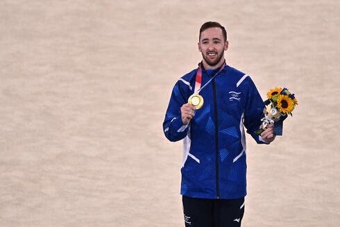 Artem Dolgopyat muestra su medalla de oro en los Juegos de Tokio el domingo. 