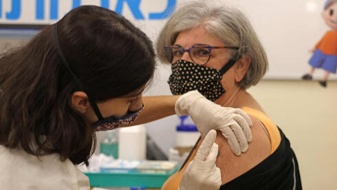 Una anciana recibe la tercera vacuna contra el coronavirus en Jerusalem.