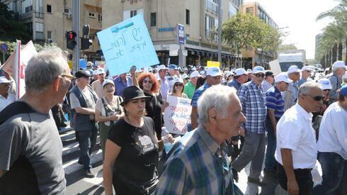 Pensionistas protestan contra una propuesta de reducción de sus beneficios. 