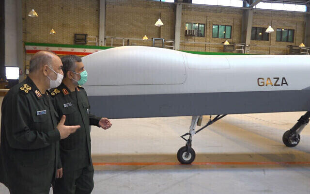 El comandante de la Guardia Revolucionaria, el general Hossein Salami (izquierda), y el comandante aeroespacial de la Guardia Revolucionaria, Amir Ali Hajizadeh, junto al dron iraní "Gaza" en Irán.