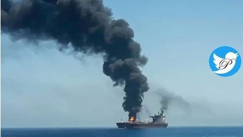 Una columna de humo asciende desde el buque atacado supuestamente por Irán frente a la costa de Omán. 