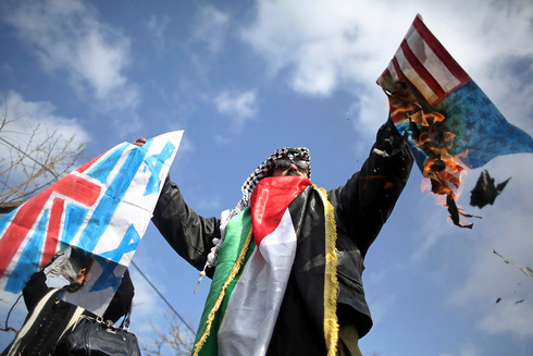 Un trabajador de la UNRWA quema banderas de Estados Unidos e Israel durante la huelga contra el recorte de fondos de ayuda a los refugiados palestinos por parte de Estados Unidos.