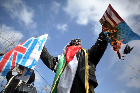 Un trabajador de la UNRWA quema banderas de Estados Unidos e Israel durante la huelga contra el recorte de fondos de ayuda a los refugiados palestinos por parte de Estados Unidos. (AP) Un trabajador de la UNRWA quema banderas de Estados Unidos e Israel durante la huelga contra el recorte de fondos de ayuda a los refugiados palestinos por parte de Estados Unidos.