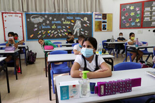 Archivo: alumnos de una escuela de Israel asisten a clase con mascarillas. 
