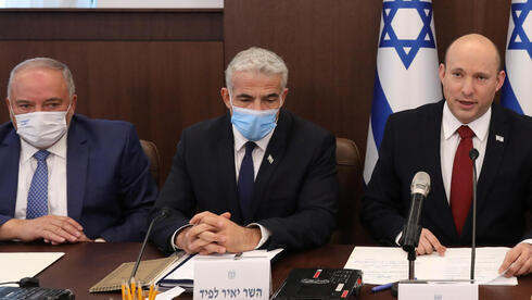 Avigdor Liberman, ministro de Finanzas; Yair Lapid, ministro de Relaciones Exteriores, y Naftalí Bennett, primer ministro, durante la reunión de gabinete de gobierno. 