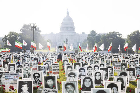 Una exposición fotográfica creada por la Organización de Comunidades Iraníes Estadounidenses (OIAC), que 'busca el enjuiciamiento' del presidente de Irán, Ebrahim Raisi, 'por crímenes de lesa humanidad', frente al Capitolio de los Estados Unidos en Washington.