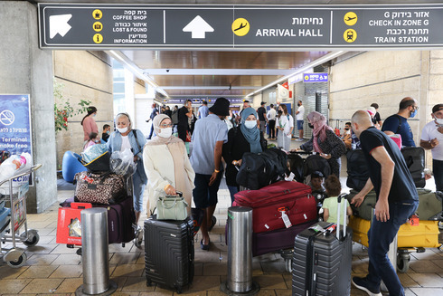 Pasajeros recién llegados en el Aeropuerto Ben Gurion. 