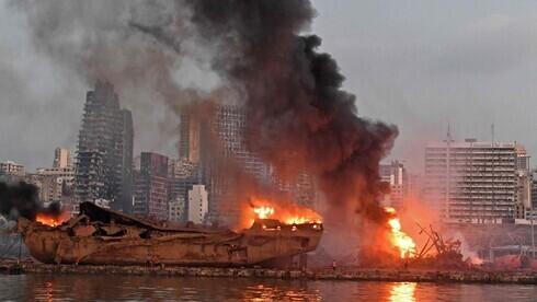 Un barco en llamas tras la explosión en el puerto de Beirut. 