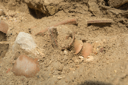 Restos de algunos objetos que se rompieron durante el terremoto ocurrido hace 2.800 años. 