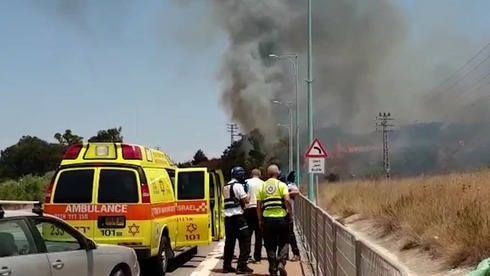 Personal de los servicios de emergencia cerca del lugar del impacto del cohete.