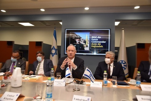 El ministro de Defensa, Benny Gantz (centro), y el ministro de Relaciones Exteriores, Yair Lapid (derecha), durante la conversación mantenida con los representantes de los países del Consejo de Seguridad de la ONU. 