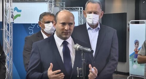 El primer ministro Naftalí Bennett en la apertura de un nuevo centro de vacunación en Jerusalem el miércoles. 