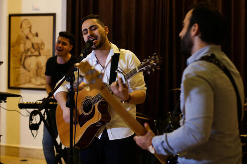 Raji El-Jaru canta y toca la guitarra durante un ensayo de su banda Osprey V en la ciudad de Gaza. 