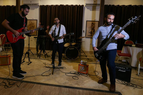 Raji El-Jaru canta y toca la guitarra durante un ensayo de su banda Osprey V en la ciudad de Gaza. 