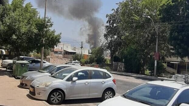 Fuego cerca de Kiryat Shmona tras el impacto de un cohete lanzado desde el Líbano.