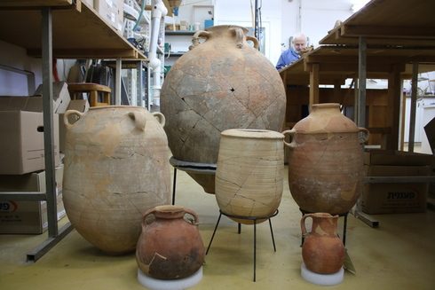 Los objetos hallados fueron reconstruidos en los laboratorios de la Autoridad de Antigüedades de Israel. 