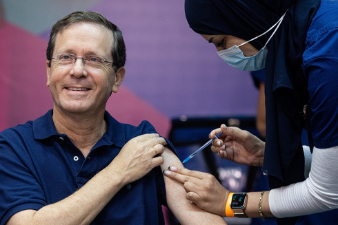 El presidente Isaac Herzog recibe una inyección de refuerzo de la vacuna contra el coronavirus en el Centro Médico Sheba. 