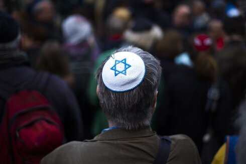 Un hombre vestido con una kipá asiste a una manifestación contra un acto antisemita en Berlín. (AP) Un hombre vestido con una kipá asiste a una manifestación contra un acto antisemita en Berlín.