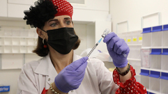 Una profesional de la salud se prepara para administrar una tercera dosis de la vacuna contra el coronavirus en Jerusalem. 