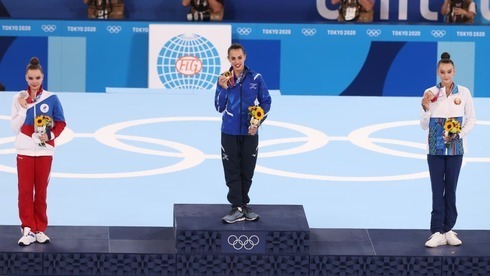 Ashram en la cima del podio olímpico.