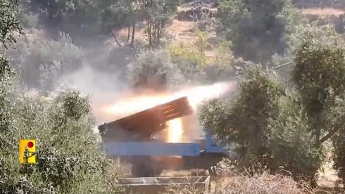 Disparo de cohetes de Hezbollah hacia Israel.